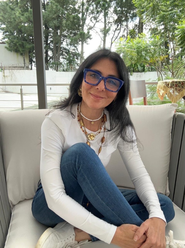 María Fernanda Berrocal, psicóloga y teóloga, en un espacio cálido al aire libre